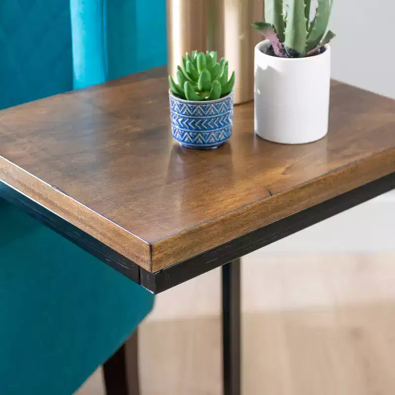 Table d'appoint style traditionnel Hamri, bois de noyer et structure en métal noir vieilli à la main - Powell : À côté du canapé, utilisation en chambre