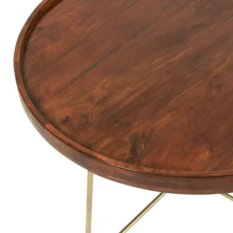 Table basse ronde East at Main 32,38 po naturel/doré : Plateau en bois de manguier, base en laiton entrecroisé, aucun assemblage requis