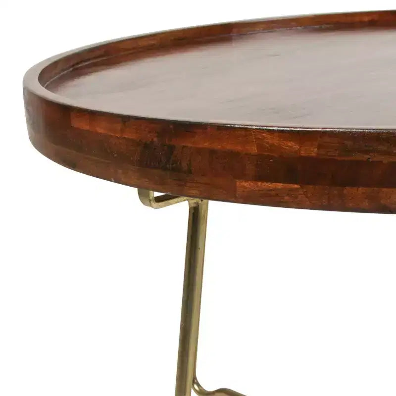 Table basse ronde East at Main 32,38 po naturel/doré : Plateau en bois de manguier, base en laiton entrecroisé, aucun assemblage requis