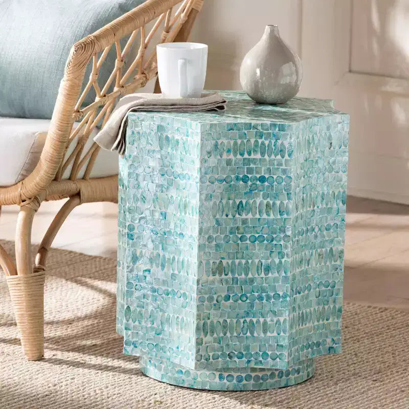 Table d'appoint Olesia Mother of Pearl de Baxton Studio : Bohème, dessus octogonal, aucun assemblage requis