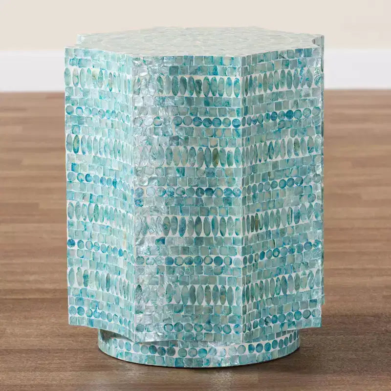 Table d'appoint Olesia Mother of Pearl de Baxton Studio : Bohème, dessus octogonal, aucun assemblage requis