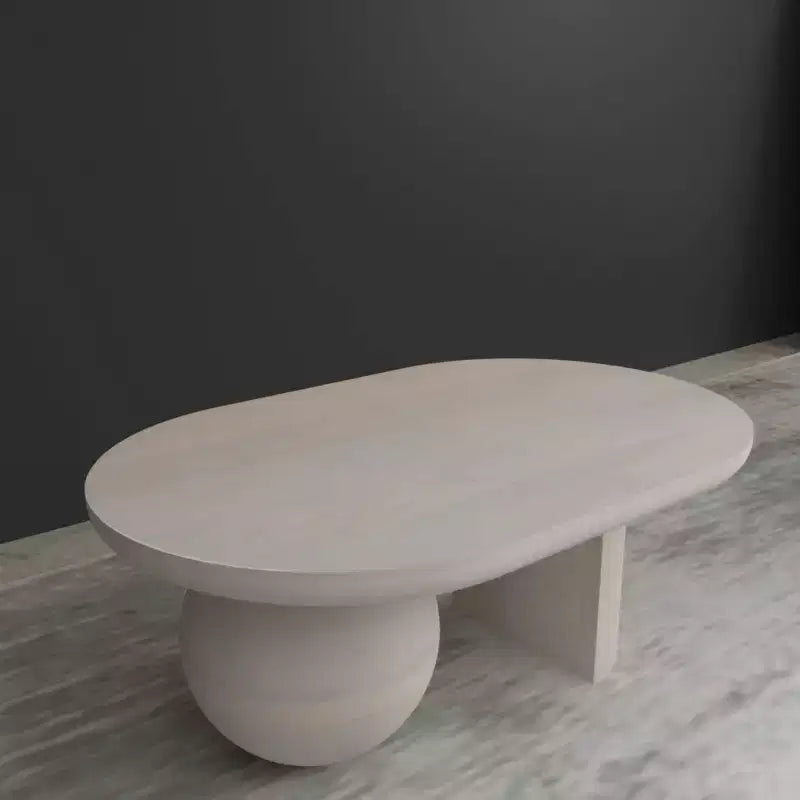 Table basse Urban Port de 96,5 cm avec plateau oblong en bois de manguier et pieds boules modernes, coloris blanc délavé