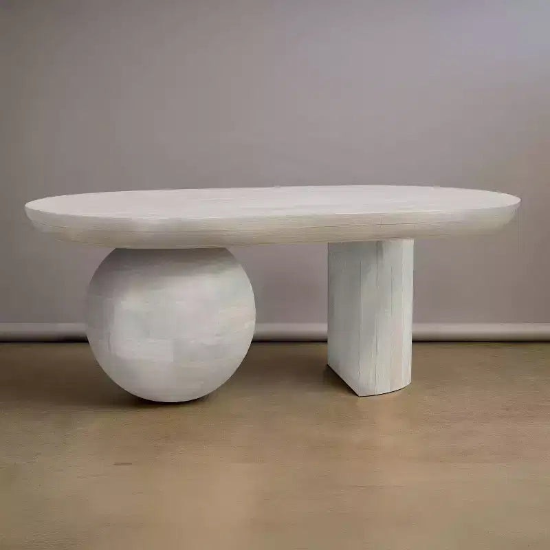 Table basse Urban Port de 96,5 cm avec plateau oblong en bois de manguier et pieds boules modernes, coloris blanc délavé