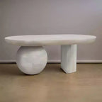 Table basse Urban Port de 96,5 cm avec plateau oblong en bois de manguier et pieds boules modernes, coloris blanc délavé