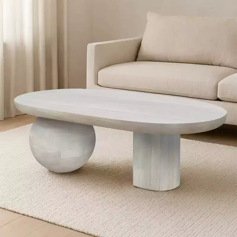 Table basse Urban Port de 96,5 cm avec plateau oblong en bois de manguier et pieds boules modernes, coloris blanc délavé