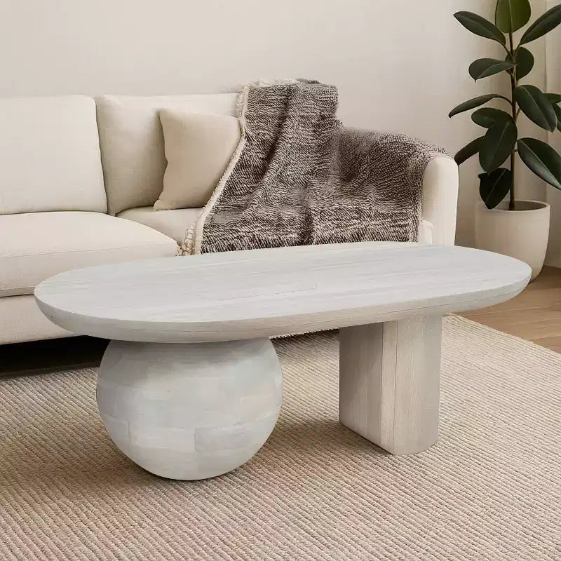 Table basse Urban Port de 96,5 cm avec plateau oblong en bois de manguier et pieds boules modernes, coloris blanc délavé