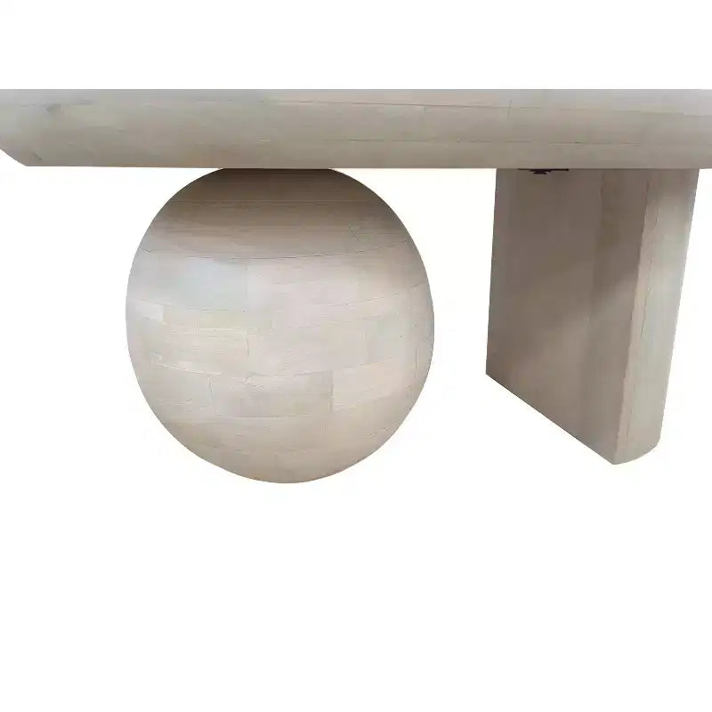 Table basse Urban Port de 96,5 cm avec plateau oblong en bois de manguier et pieds boules modernes, coloris blanc délavé