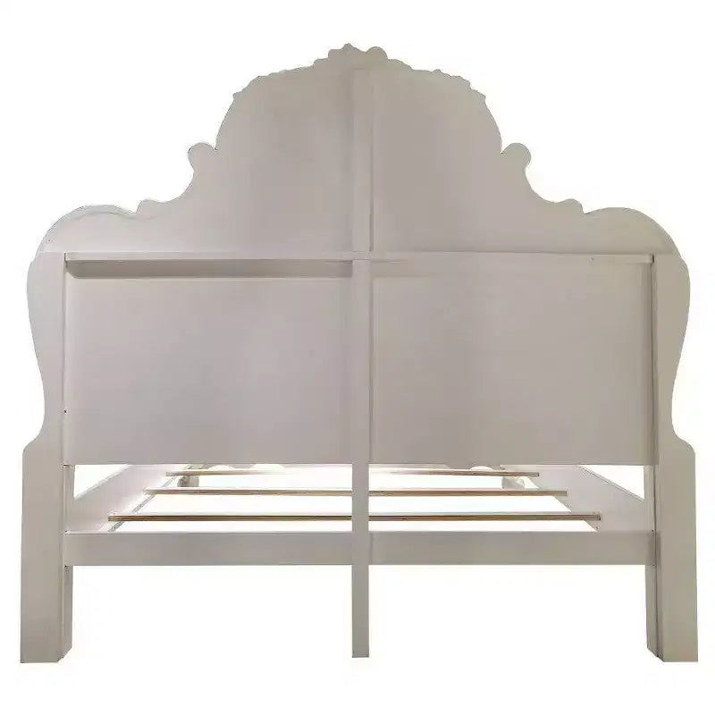 Lit Californian King 97 po en finition blanc cassé Dresden – Meubles Acme : design traditionnel, pieds griffes, similicuir