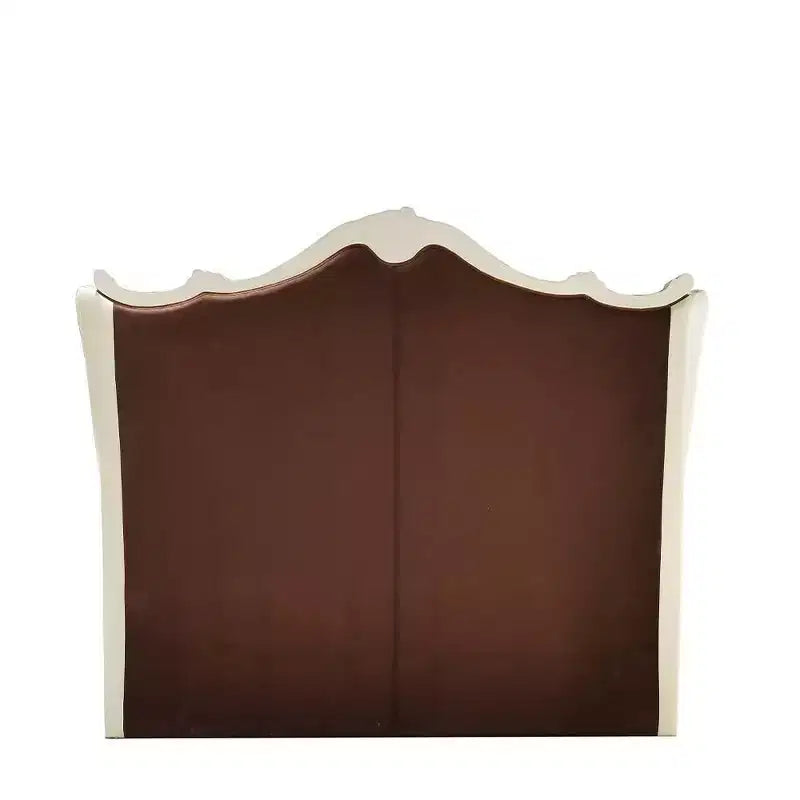 Lit California King 95" Acme Furniture Dresden en similicuir et blanc cassé : PU Champagne, pieds griffes, tête de lit capitonnée