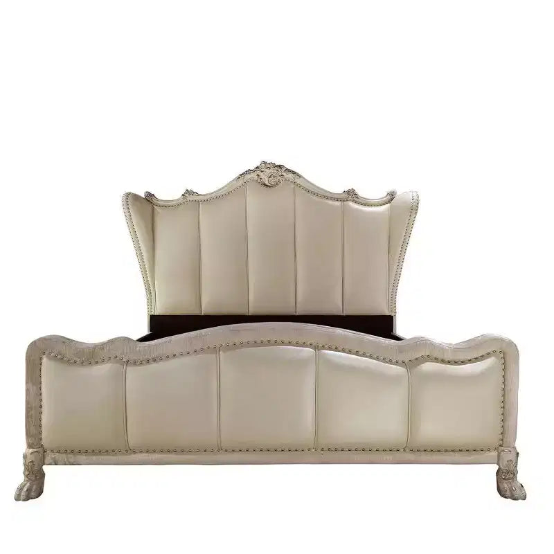 Lit California King 95" Acme Furniture Dresden en similicuir et blanc cassé : PU Champagne, pieds griffes, tête de lit capitonnée