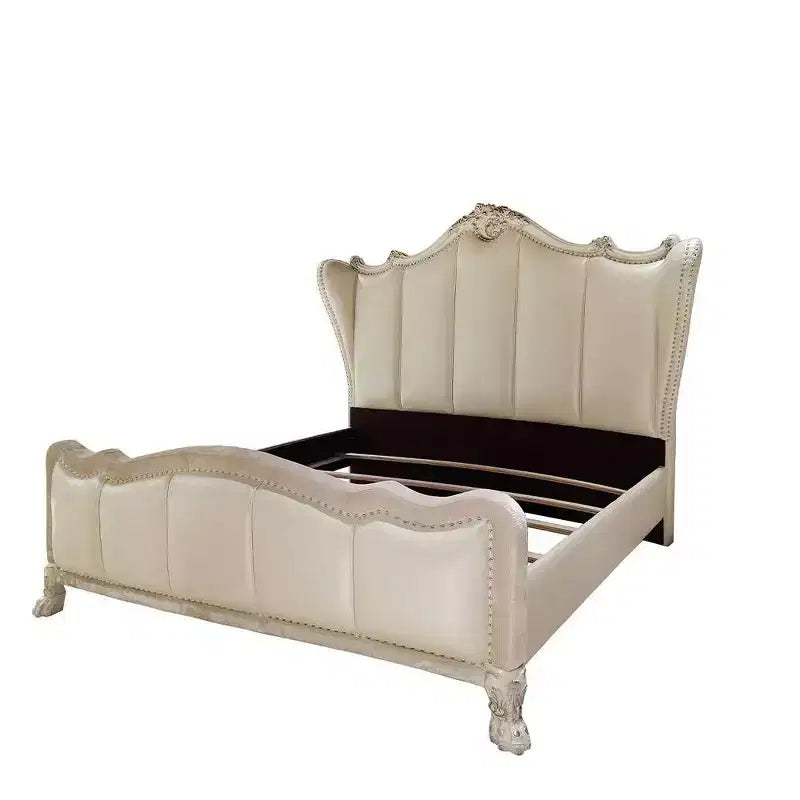 Lit California King 95" Acme Furniture Dresden en similicuir et blanc cassé : PU Champagne, pieds griffes, tête de lit capitonnée