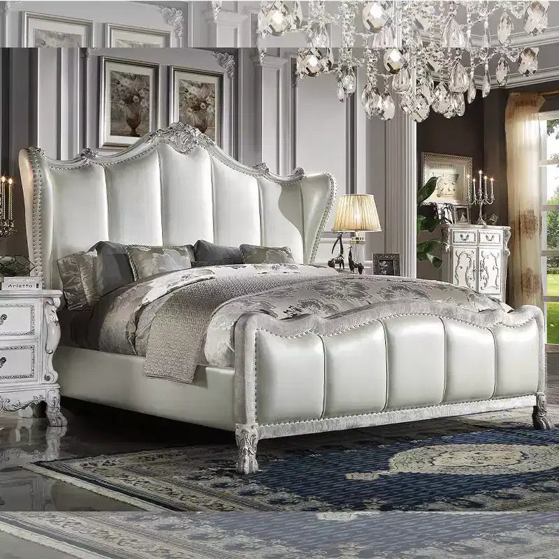 Lit California King 95" Acme Furniture Dresden en similicuir et blanc cassé : PU Champagne, pieds griffes, tête de lit capitonnée