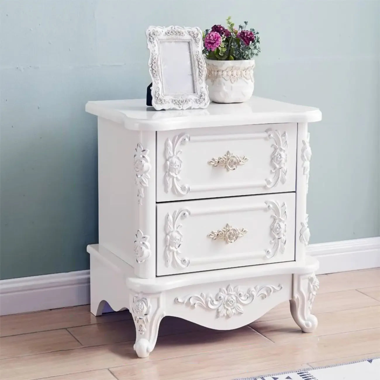 Table de chevet traditionnelle en bois blanc sculpté à 3 tiroirs