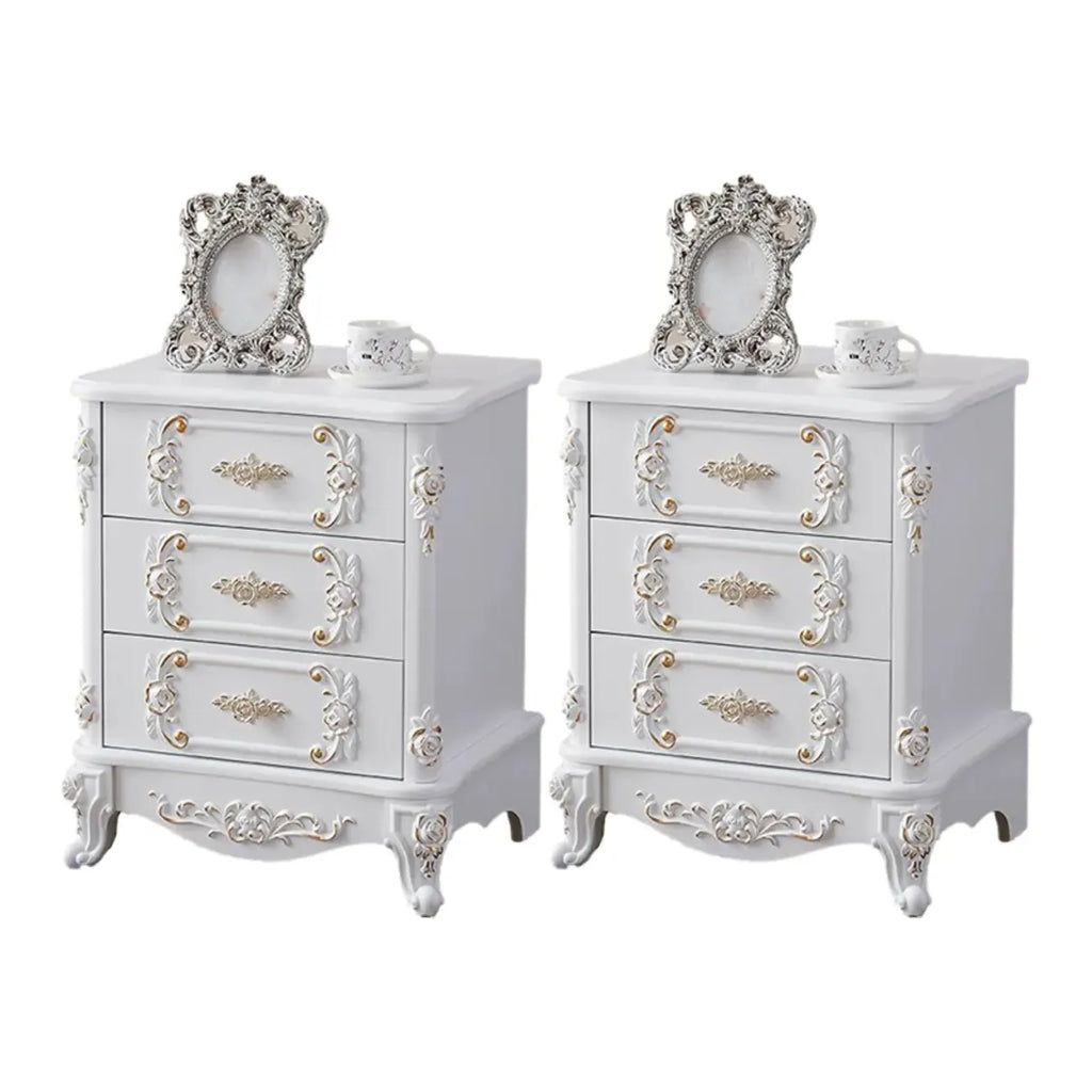 Table de chevet traditionnelle en bois blanc sculpté à 3 tiroirs