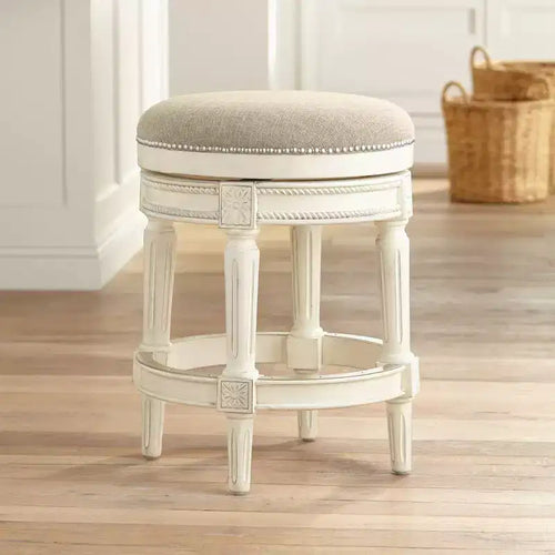 55 Downing Street Oliver Wood Tabouret de bar pivotant Blanc vieilli 62,2 cm de haut Coussin rond traditionnel crème avec repose-pieds pour îlot de cuisine