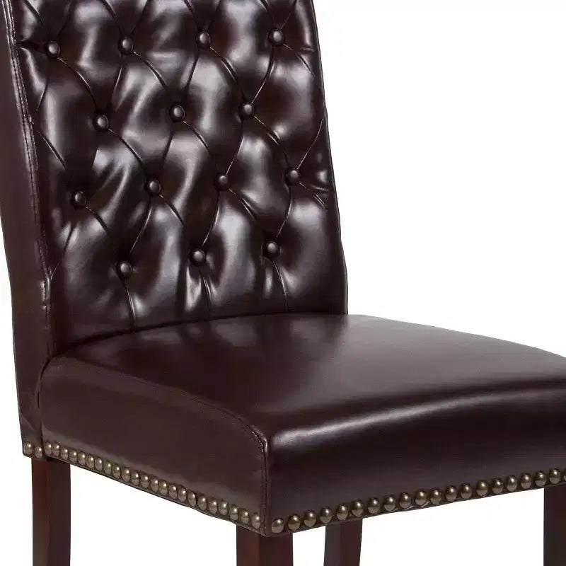 Chaise Parsons rembourrée Merrick Lane avec garniture cloutée