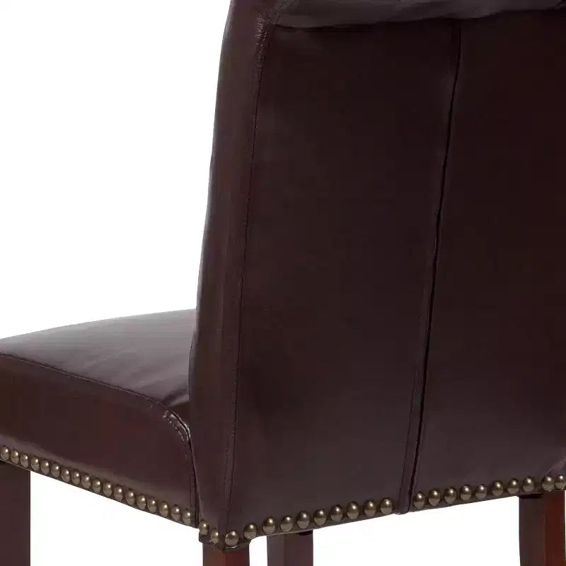 Chaise Parsons rembourrée Merrick Lane avec garniture cloutée