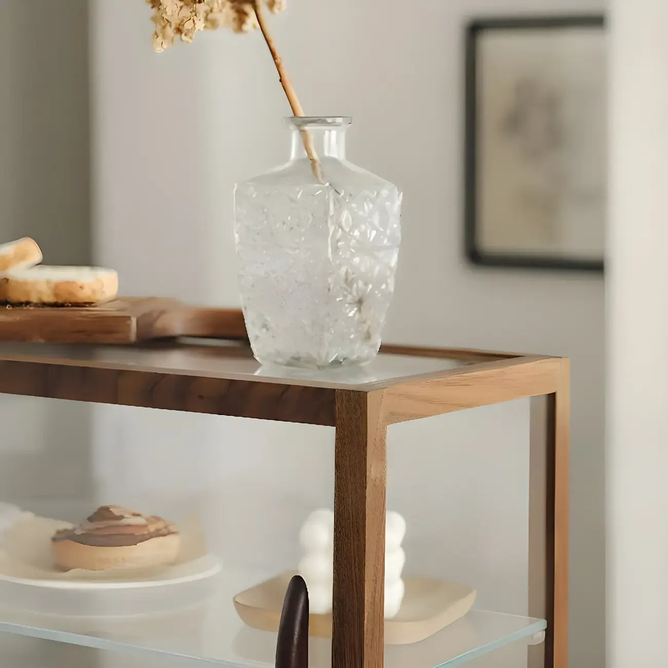 Élégante vitrine de collection en bois avec portes coulissantes