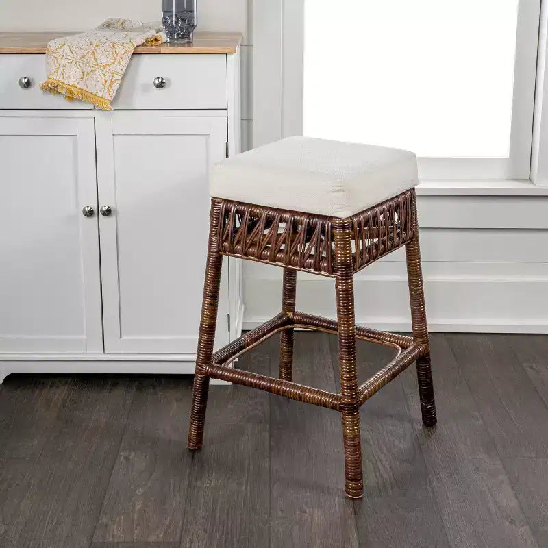 Tabouret de bar sans dossier JONATHAN Y Bali Bohemian Basics, coussin blanc avec cadre tressé marron foncé