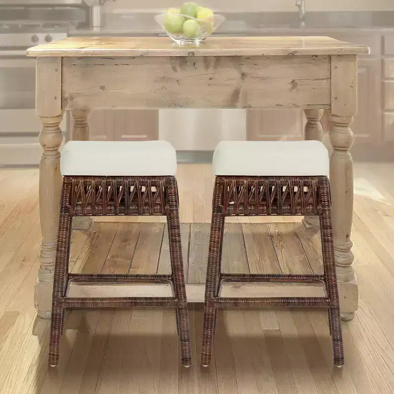 Tabouret de bar sans dossier JONATHAN Y Bali Bohemian Basics, coussin blanc avec cadre tressé marron foncé