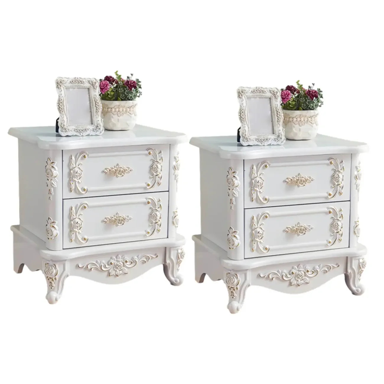Table de chevet traditionnelle en bois blanc sculpté à 3 tiroirs