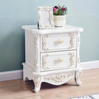 Table de chevet traditionnelle en bois blanc sculpté à 3 tiroirs