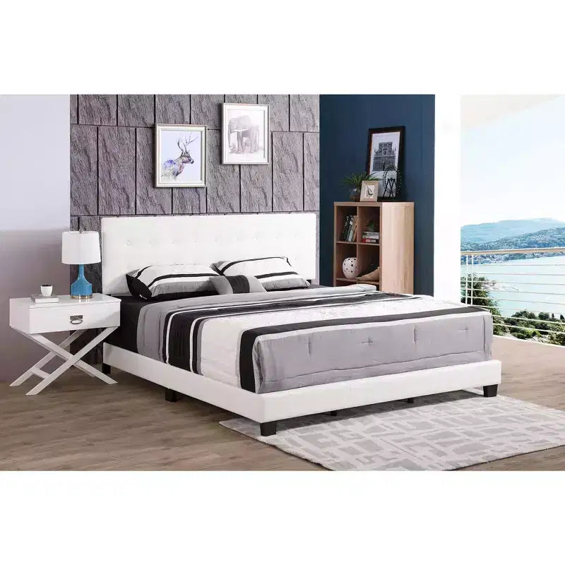 Lit King à panneaux touffetés en similicuir Caldwell Passion Furniture