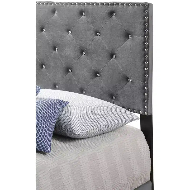 Lit King rembourré en velours capitonné Passion Furniture Suffolk