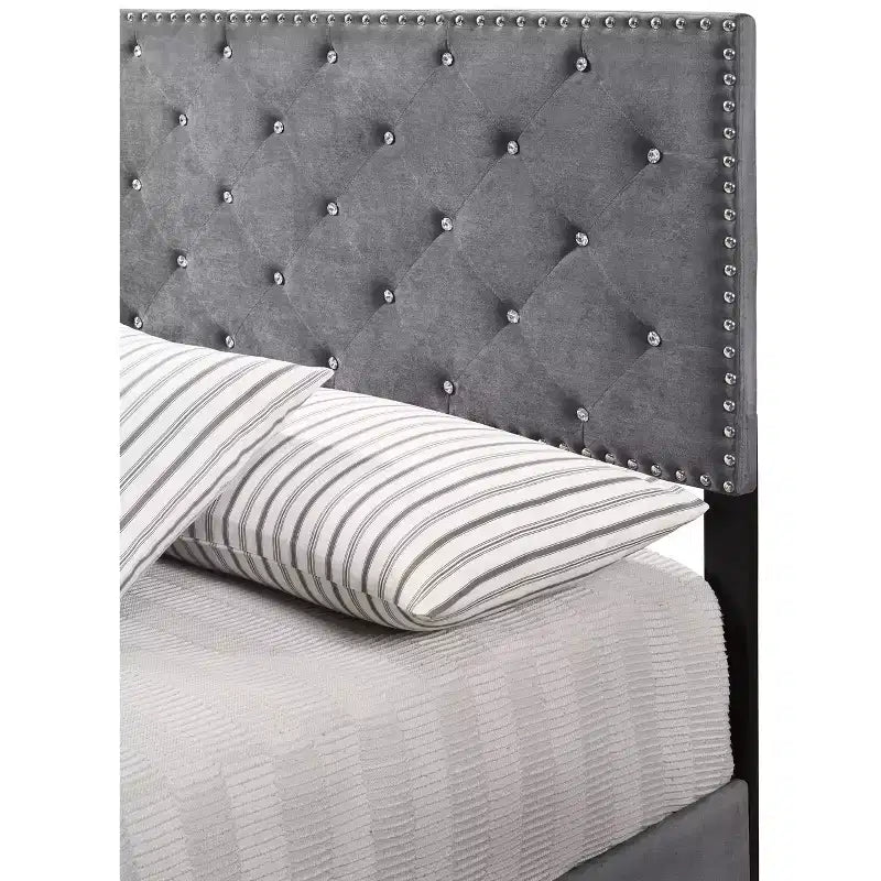 Lit King rembourré en velours capitonné Passion Furniture Suffolk