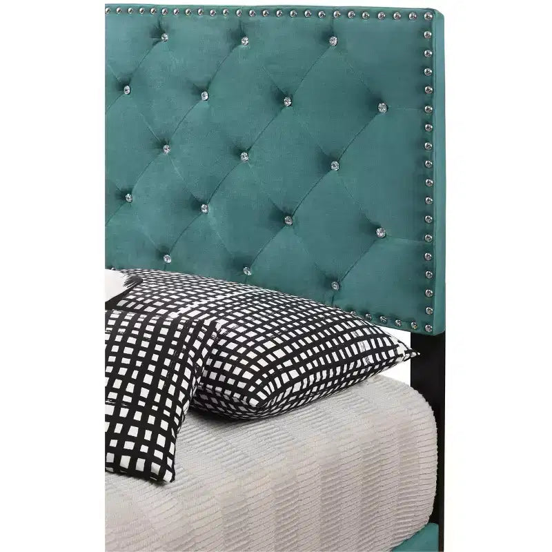 Lit King rembourré en velours capitonné Passion Furniture Suffolk