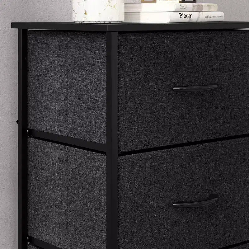 Commode de rangement à 4 tiroirs Emma et Oliver avec cadre en fonte, plateau en bois et tiroirs en tissu faciles à tirer avec poignées en bois
