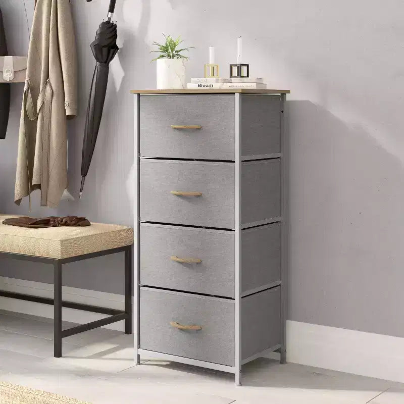 Commode de rangement à 4 tiroirs Emma et Oliver avec cadre en fonte, plateau en bois et tiroirs en tissu faciles à tirer avec poignées en bois