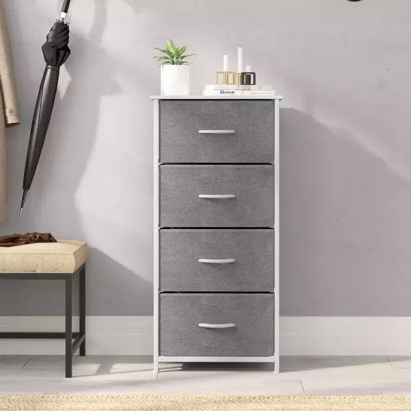 Commode de rangement à 4 tiroirs Emma et Oliver avec cadre en fonte, plateau en bois et tiroirs en tissu faciles à tirer avec poignées en bois