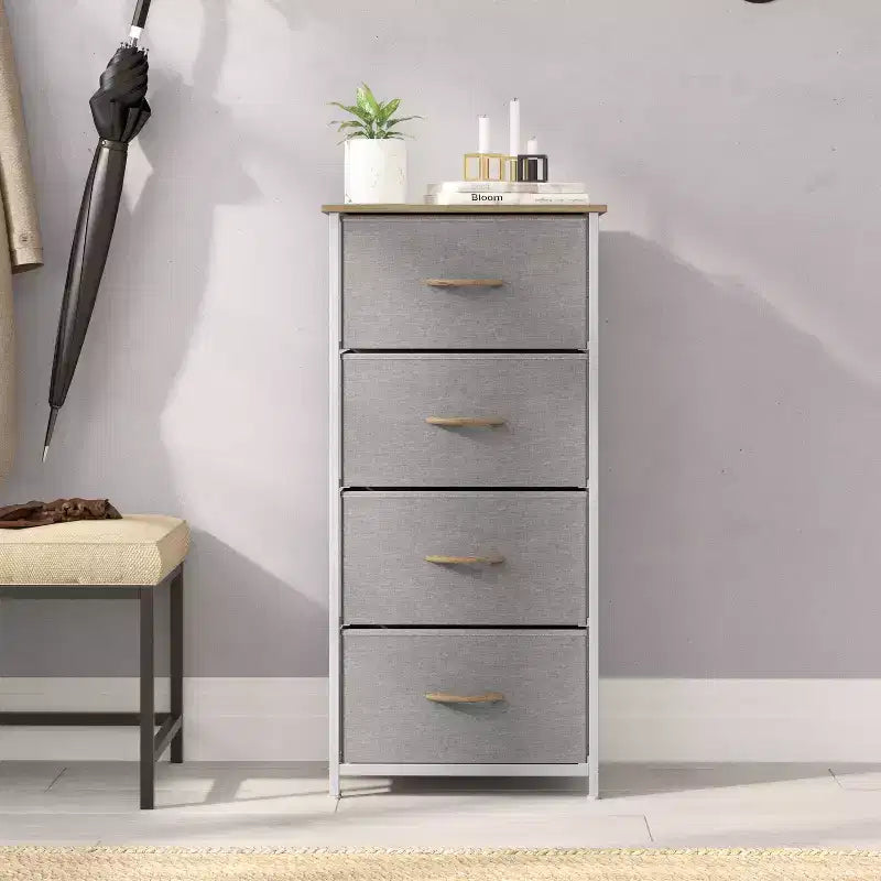 Commode de rangement à 4 tiroirs Emma et Oliver avec cadre en fonte, plateau en bois et tiroirs en tissu faciles à tirer avec poignées en bois