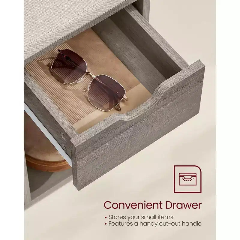 Banc de rangement avec coussin, tiroir et compartiments ouverts Organisez facilement chaussures et essentiels