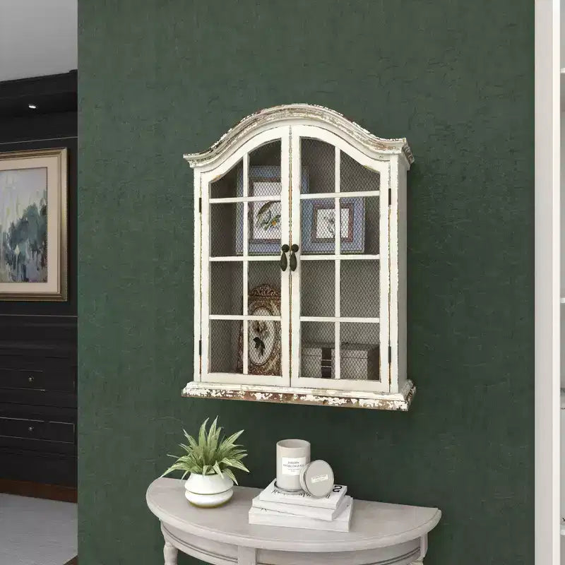 Étagère murale traditionnelle en bois 28x22 avec portes à volets arquées - Olivia & May