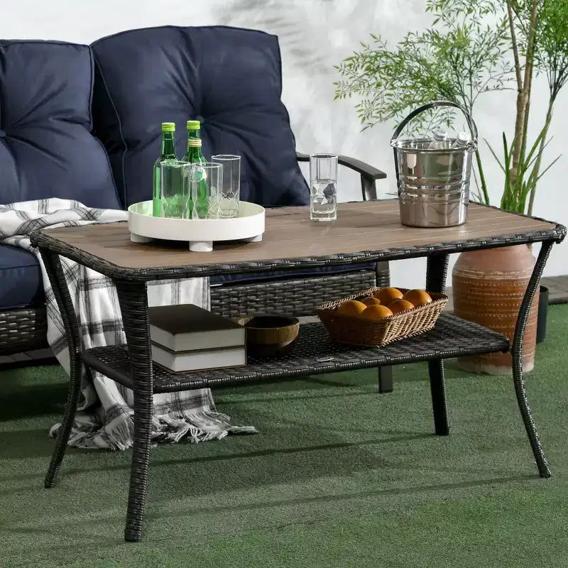 Table basse d'extérieur Outsunny en rotin PE pour terrasse avec étagère de rangement, table d'appoint en osier avec plateau en composite bois-plastique, marron mélangé