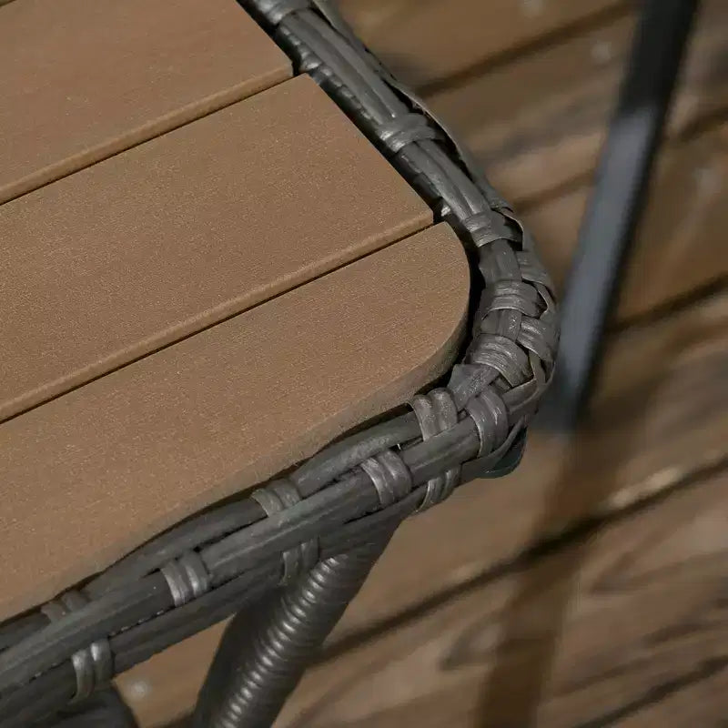 Table basse d'extérieur Outsunny en rotin PE pour terrasse avec étagère de rangement, table d'appoint en osier avec plateau en composite bois-plastique, marron mélangé