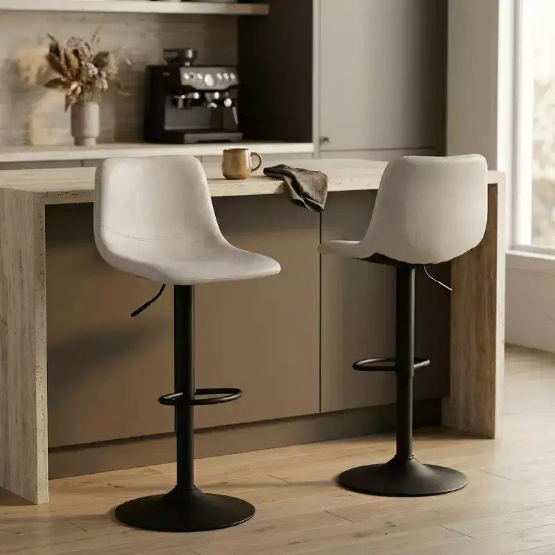 Tabouret de bar moderne LeisureMod Tilbury réglable en hauteur avec revêtement en cuir végétalien et repose-pieds, idéal pour îlot de cuisine, comptoir ou bar à domicile