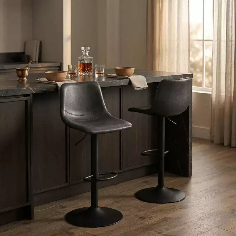 Tabouret de bar moderne LeisureMod Tilbury réglable en hauteur avec revêtement en cuir végétalien et repose-pieds, idéal pour îlot de cuisine, comptoir ou bar à domicile