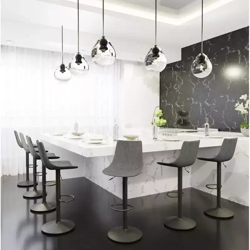 Tabouret de bar moderne LeisureMod Tilbury réglable en hauteur avec revêtement en cuir végétalien et repose-pieds, idéal pour îlot de cuisine, comptoir ou bar à domicile