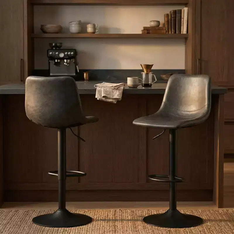 Tabouret de bar moderne LeisureMod Tilbury réglable en hauteur avec revêtement en cuir végétalien et repose-pieds, idéal pour îlot de cuisine, comptoir ou bar à domicile