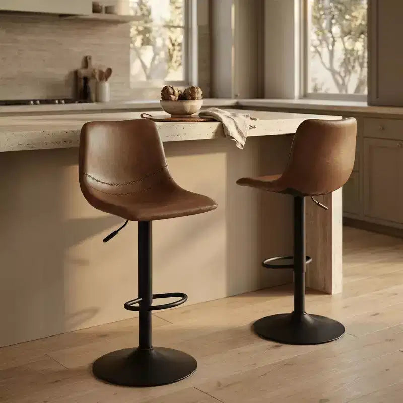 Tabouret de bar moderne LeisureMod Tilbury réglable en hauteur avec revêtement en cuir végétalien et repose-pieds, idéal pour îlot de cuisine, comptoir ou bar à domicile