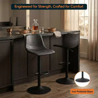 Tabouret de bar moderne LeisureMod Tilbury réglable en hauteur avec revêtement en cuir végétalien et repose-pieds, idéal pour îlot de cuisine, comptoir ou bar à domicile