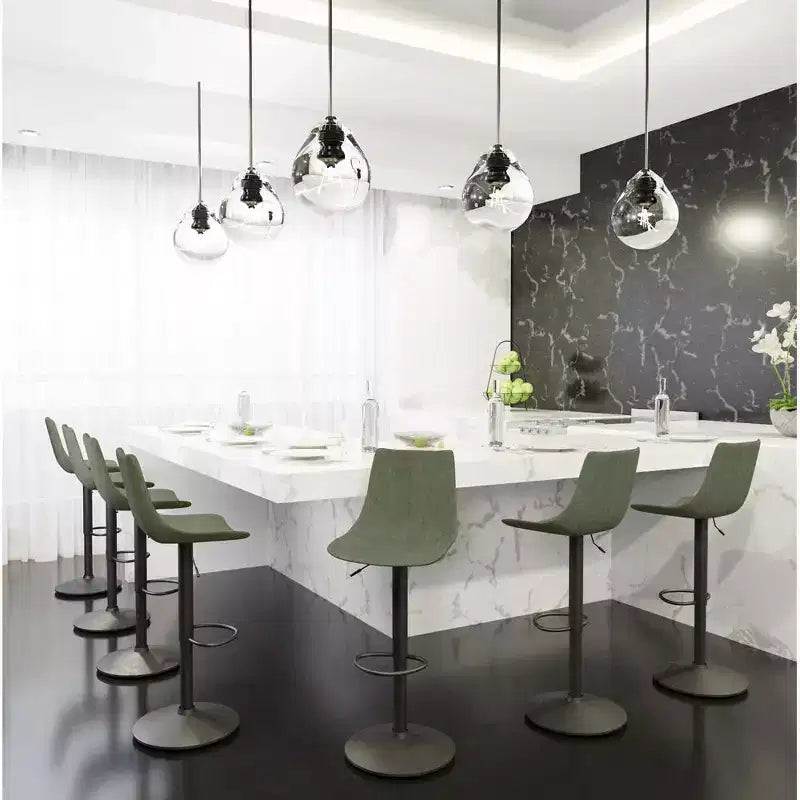 Tabouret de bar moderne LeisureMod Tilbury réglable en hauteur avec revêtement en cuir végétalien et repose-pieds, idéal pour îlot de cuisine, comptoir ou bar à domicile