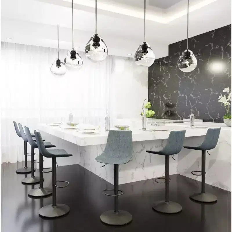 Tabouret de bar moderne LeisureMod Tilbury réglable en hauteur avec revêtement en cuir végétalien et repose-pieds, idéal pour îlot de cuisine, comptoir ou bar à domicile