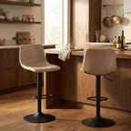 Tabouret de bar moderne LeisureMod Tilbury réglable en hauteur avec revêtement en cuir végétalien et repose-pieds, idéal pour îlot de cuisine, comptoir ou bar à domicile