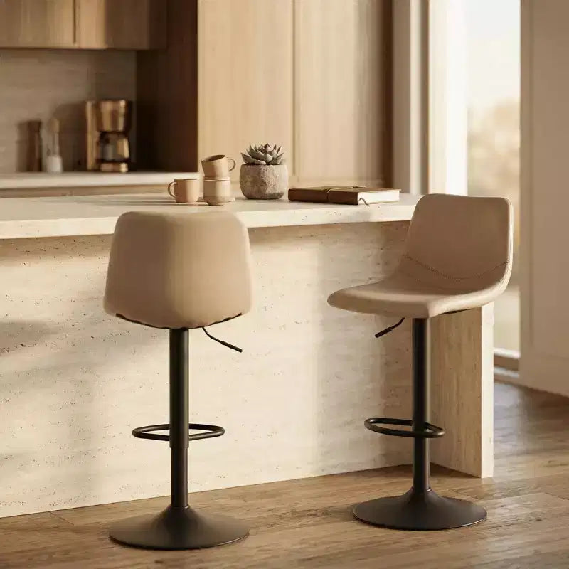 Tabouret de bar moderne LeisureMod Tilbury réglable en hauteur avec revêtement en cuir végétalien et repose-pieds, idéal pour îlot de cuisine, comptoir ou bar à domicile