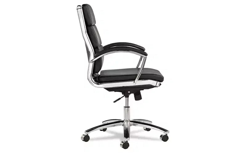 Chaise Alera Alera Neratoli à dossier mi-hauteur et profil mince, similicuir, supporte jusqu'à 125 kg, assise/dossier noir, piètement chromé