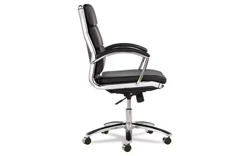 Chaise Alera Alera Neratoli à dossier mi-hauteur et profil mince, similicuir, supporte jusqu'à 125 kg, assise/dossier noir, piètement chromé